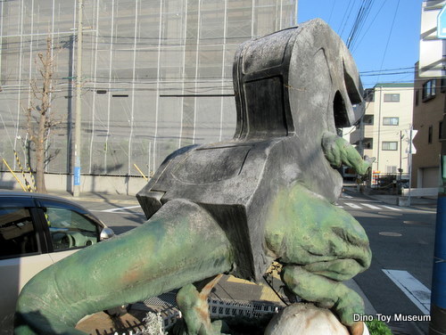 神戸市灘区の店先に作られた恐竜とロボットが合体したような恐竜オブジェ