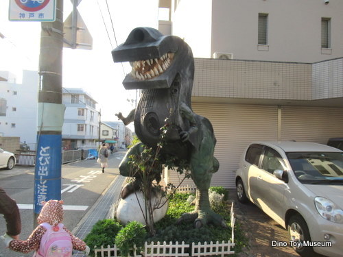 神戸市灘区の店先に作られた恐竜とロボットが合体したような恐竜オブジェ