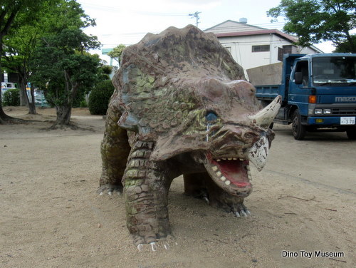 岡山・青江公園のトリケラトプスに会いに行ったら、レベルのプラモデルみたいな恐竜でした！