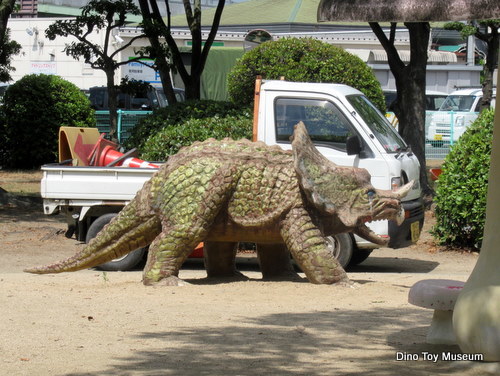 岡山・青江公園のトリケラトプスに会いに行ったら、レベルのプラモデルみたいな恐竜でした！