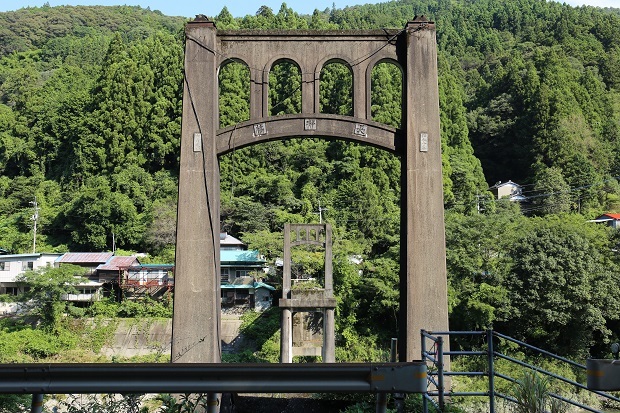 吉野川に残された橋脚